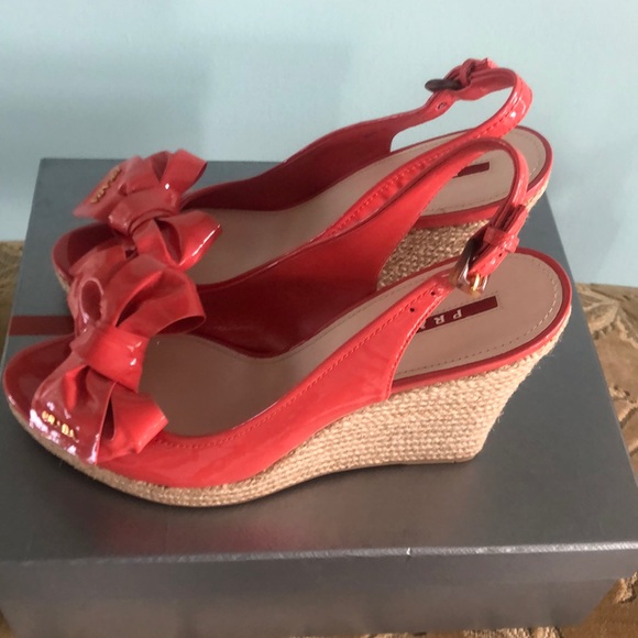 PRADA Coral patent leather wedge with bow on toe - Picture 6 of 7